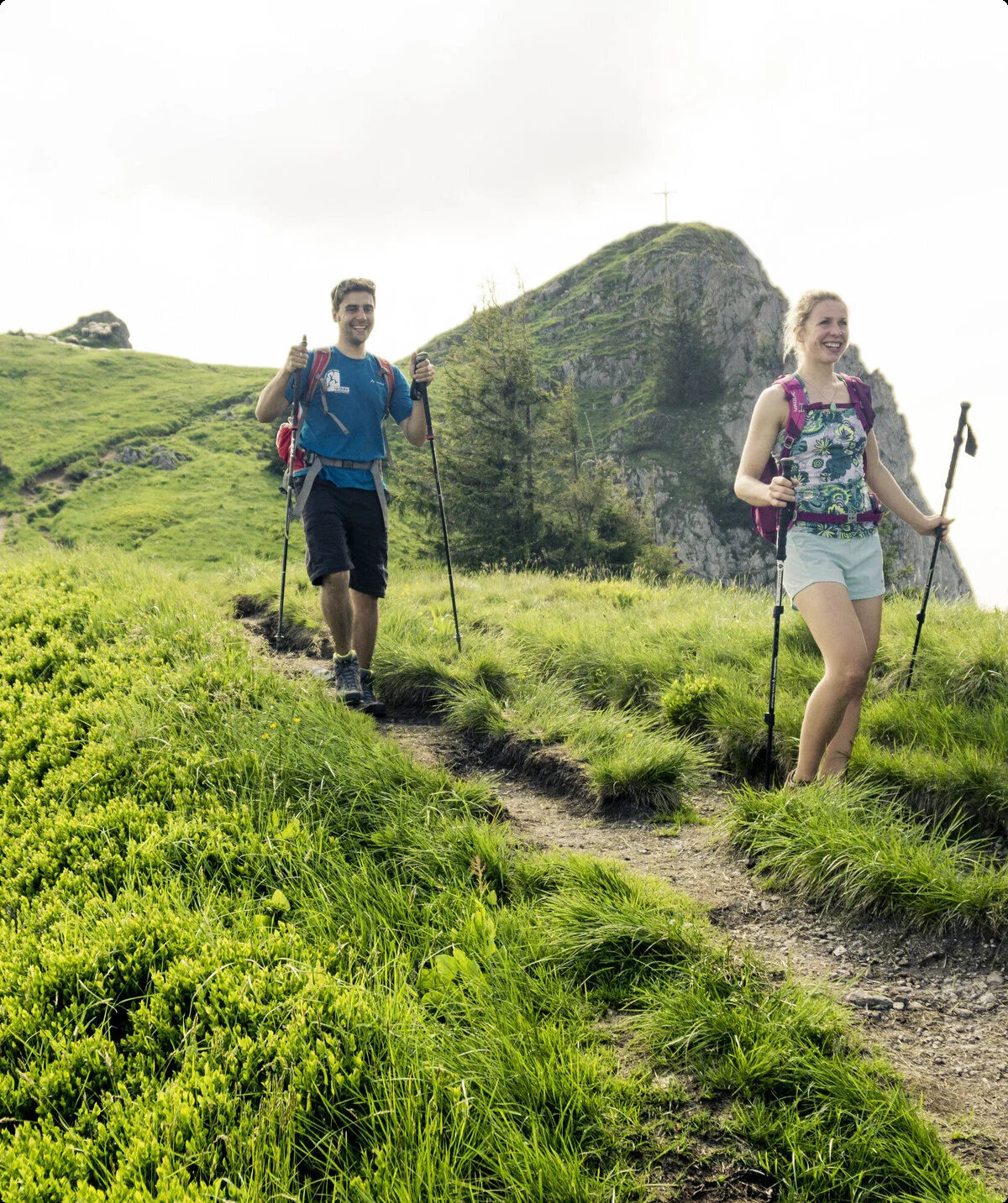 Zwei Wanderer auf den grünen Berghängen der Chiemgauer Alpen | © DAV/Hans Herbig