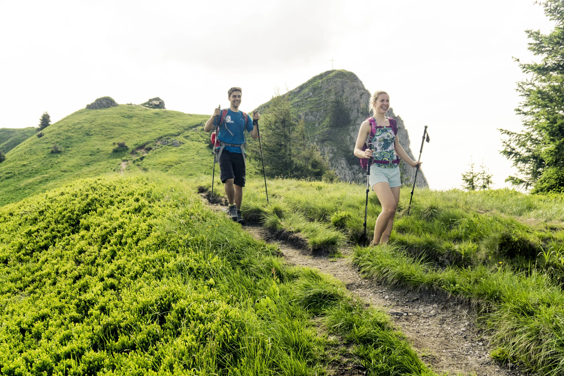 Zwei Wanderer auf den grünen Berghängen der Chiemgauer Alpen | © DAV/Hans Herbig