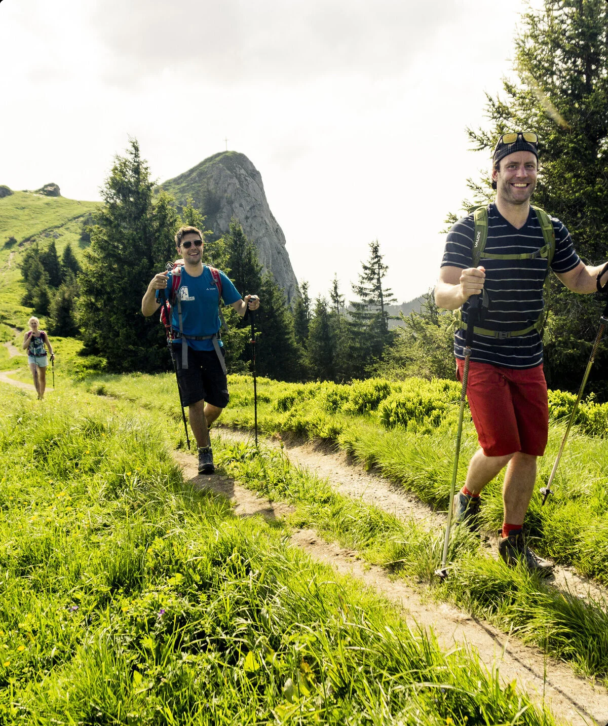Zwei Wanderer auf den grünen Berghängen der Chiemgauer Alpen | © DAV/Hans Herbig