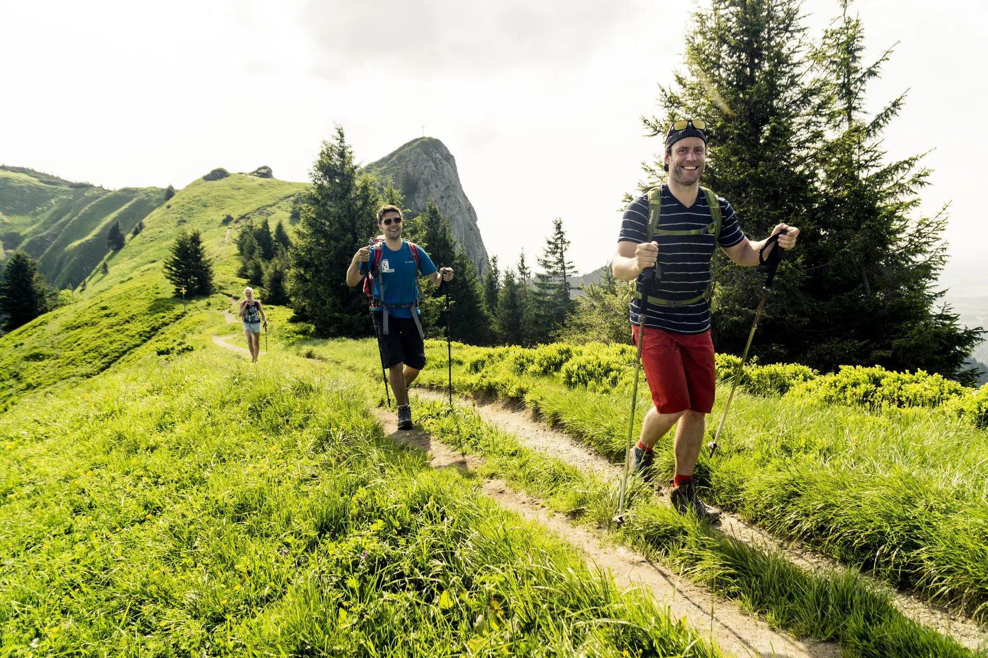 Zwei Wanderer auf den grünen Berghängen der Chiemgauer Alpen | © DAV/Hans Herbig